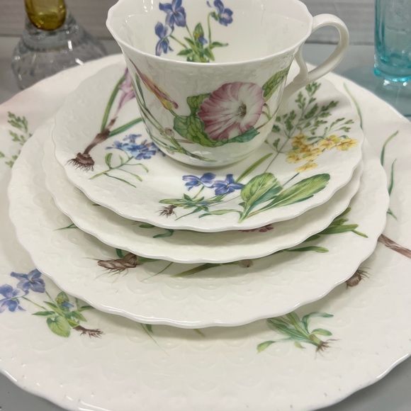 Vintage Floral Medley collection by Mikasa
 5 Piece Place Setting - Picture 8 of 9